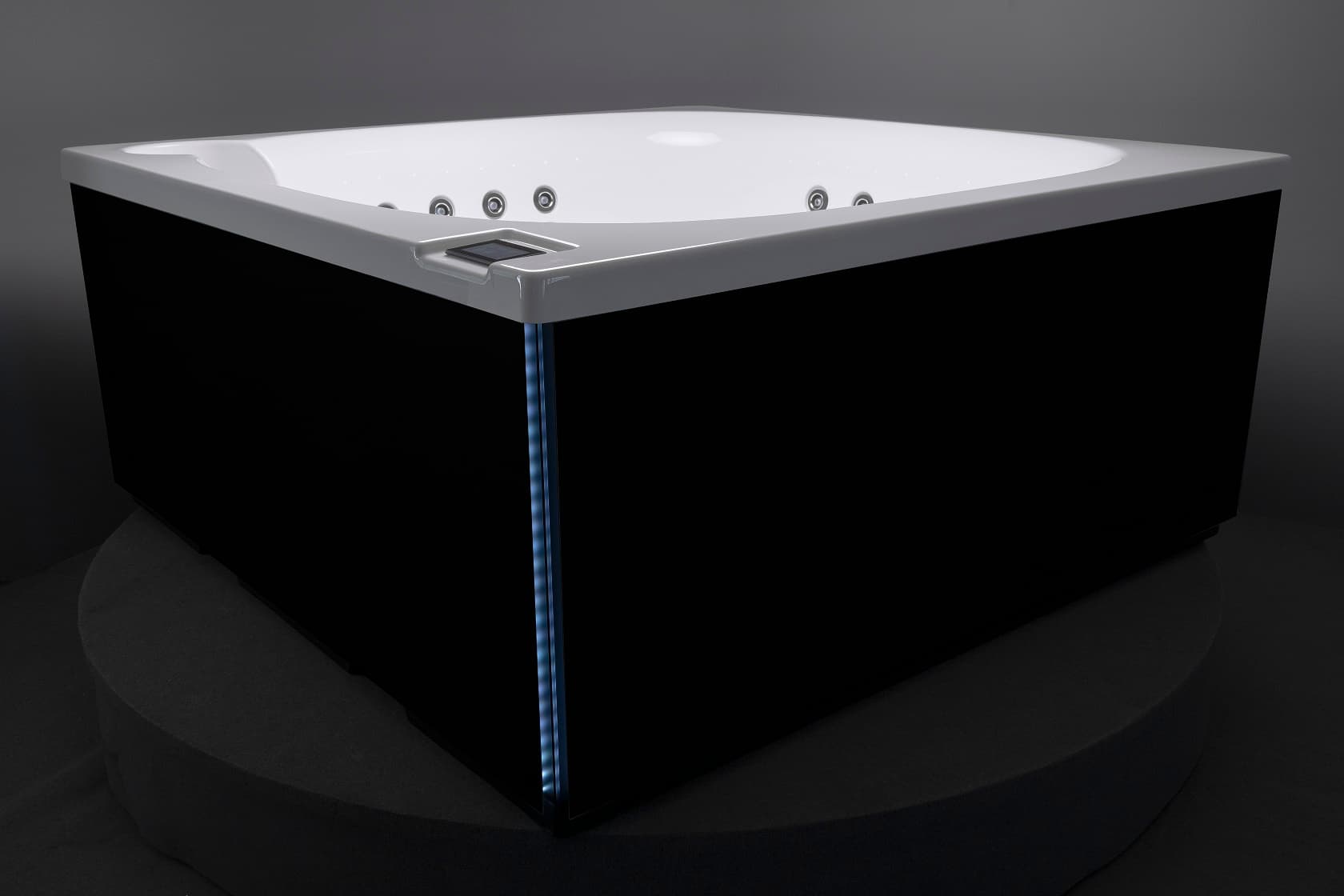 Lumispa L - Hvítur pottur með svartri álklæðningu.