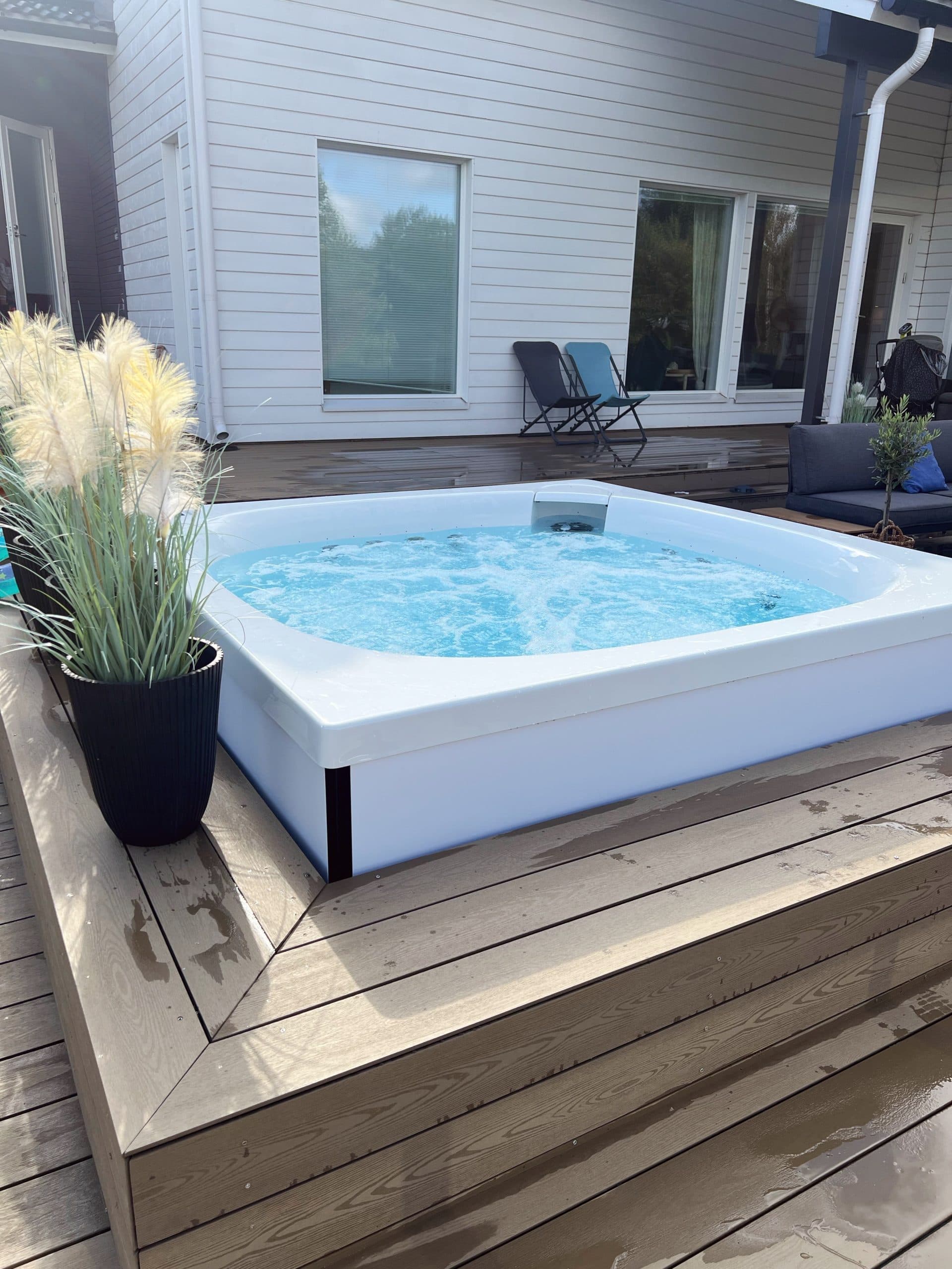 Lumispa L - Hvítur pottur með svartri álklæðningu.